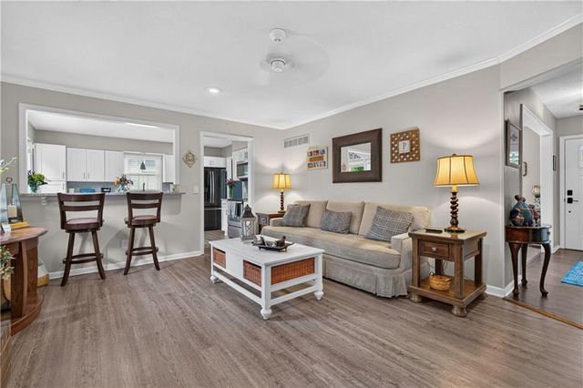 10112 Oakridge Drive, Overland Park, KS 66212
