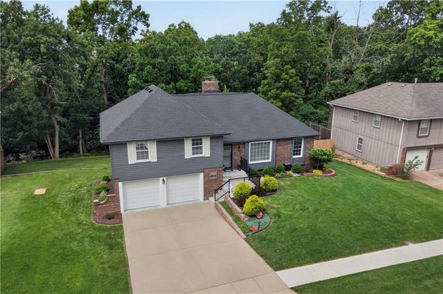 10112 Oakridge Drive, Overland Park, KS 66212