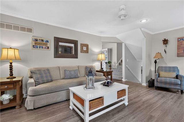 10112 Oakridge Drive, Overland Park, KS 66212