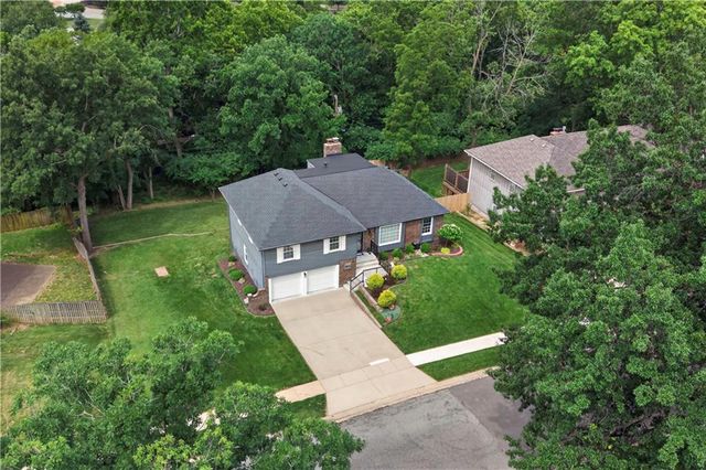 10112 Oakridge Drive, Overland Park, KS 66212