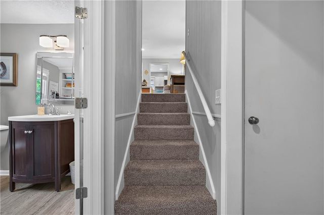 10112 Oakridge Drive, Overland Park, KS 66212