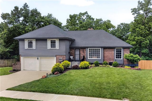 10112 Oakridge Drive, Overland Park, KS 66212