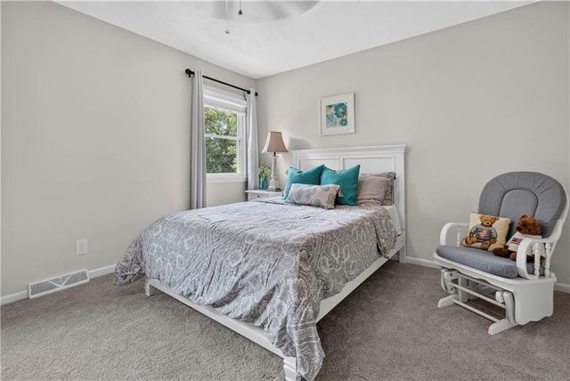 10112 Oakridge Drive, Overland Park, KS 66212
