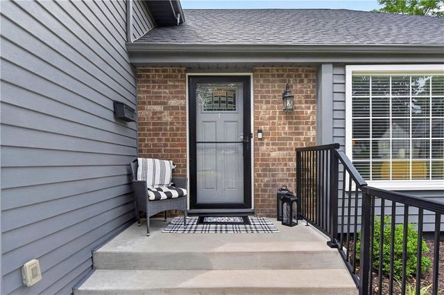 10112 Oakridge Drive, Overland Park, KS 66212