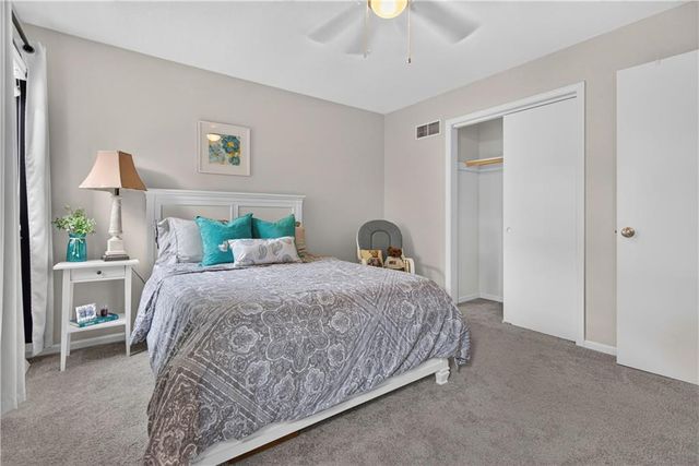 10112 Oakridge Drive, Overland Park, KS 66212