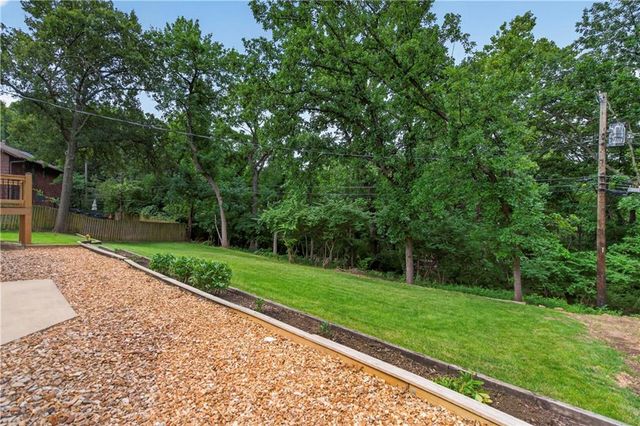 10112 Oakridge Drive, Overland Park, KS 66212