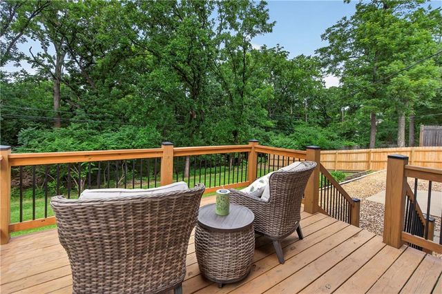 10112 Oakridge Drive, Overland Park, KS 66212