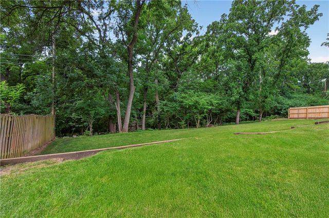 10112 Oakridge Drive, Overland Park, KS 66212