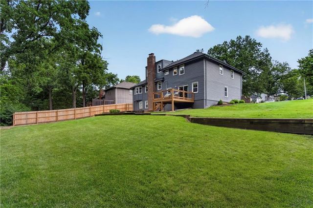 10112 Oakridge Drive, Overland Park, KS 66212