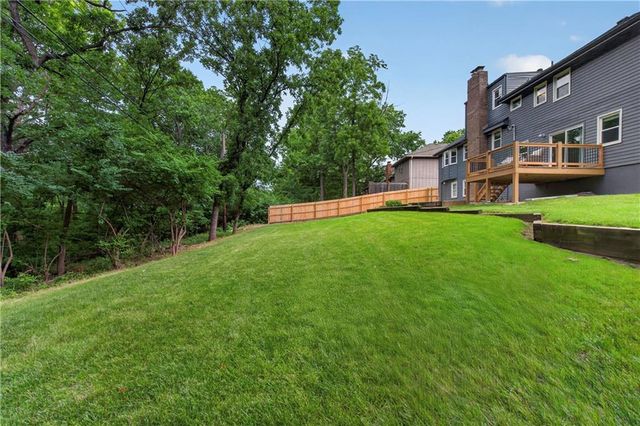 10112 Oakridge Drive, Overland Park, KS 66212