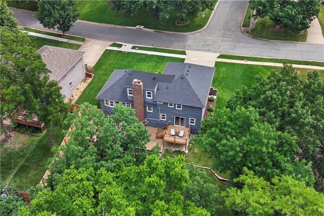 10112 Oakridge Drive, Overland Park, KS 66212
