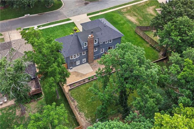 10112 Oakridge Drive, Overland Park, KS 66212