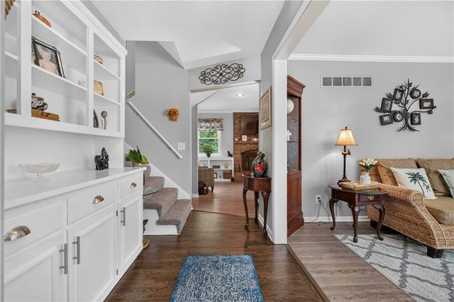 10112 Oakridge Drive, Overland Park, KS 66212