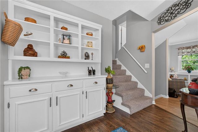 10112 Oakridge Drive, Overland Park, KS 66212