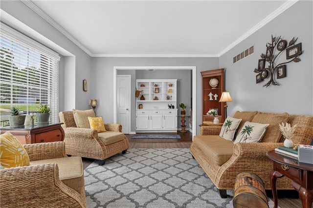 10112 Oakridge Drive, Overland Park, KS 66212