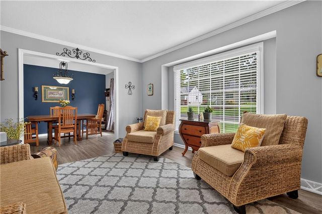 10112 Oakridge Drive, Overland Park, KS 66212