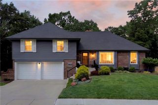 10112 Oakridge Drive, Overland Park, KS 66212