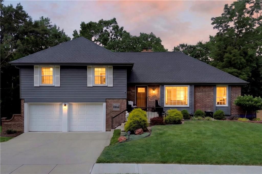 10112 Oakridge Drive, Overland Park, KS 66212
