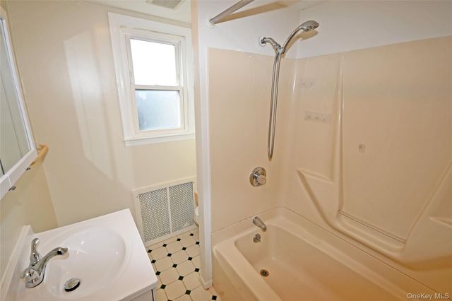 1047 N 7th Street Whole House, North New Hyde Park, NY 11040