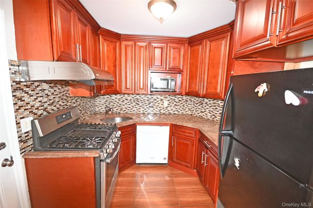 1047 N 7th Street Whole House, North New Hyde Park, NY 11040