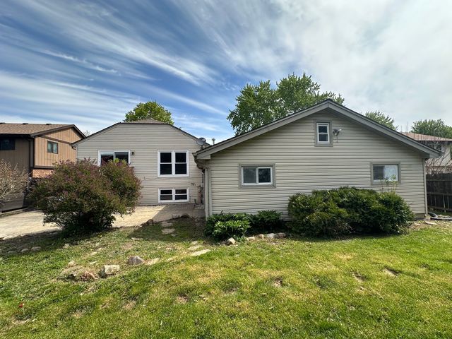 863 Pleasant Street, Woodstock, IL 60098