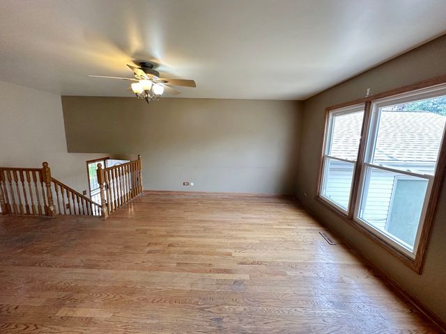 863 Pleasant Street, Woodstock, IL 60098