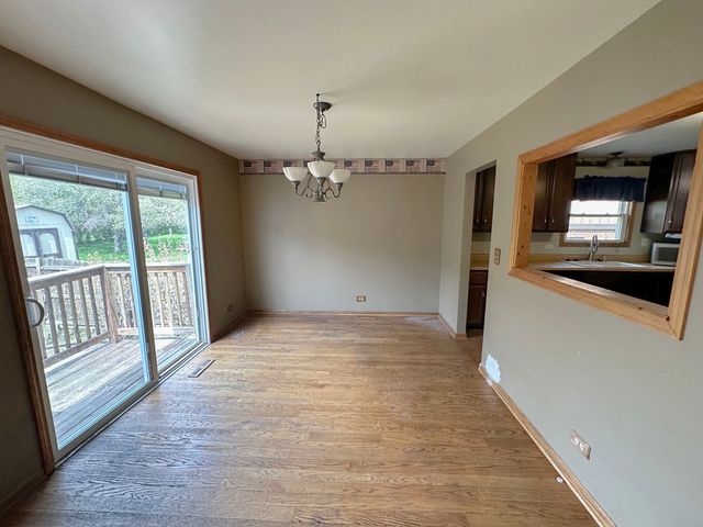 863 Pleasant Street, Woodstock, IL 60098