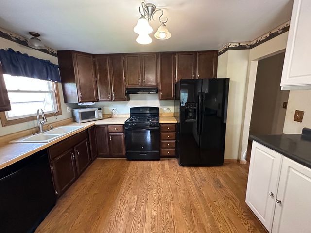 863 Pleasant Street, Woodstock, IL 60098