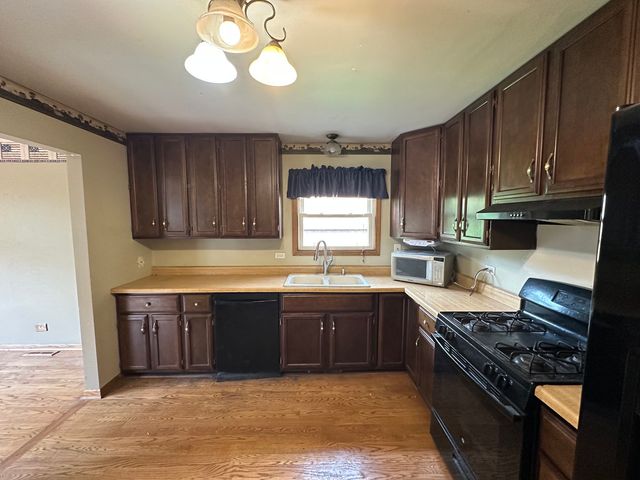 863 Pleasant Street, Woodstock, IL 60098