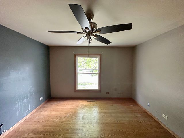 863 Pleasant Street, Woodstock, IL 60098
