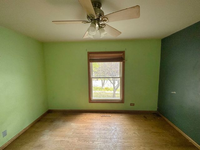 863 Pleasant Street, Woodstock, IL 60098