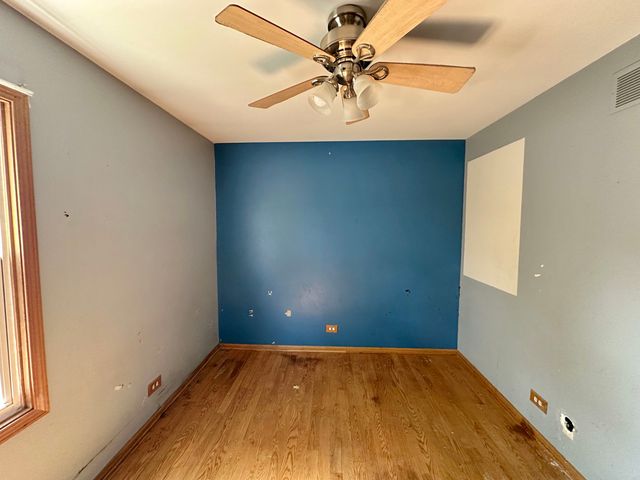 863 Pleasant Street, Woodstock, IL 60098