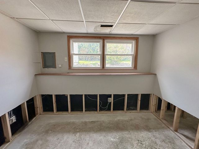 863 Pleasant Street, Woodstock, IL 60098