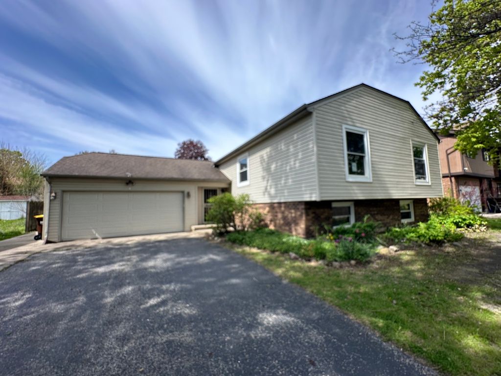 863 Pleasant Street, Woodstock, IL 60098