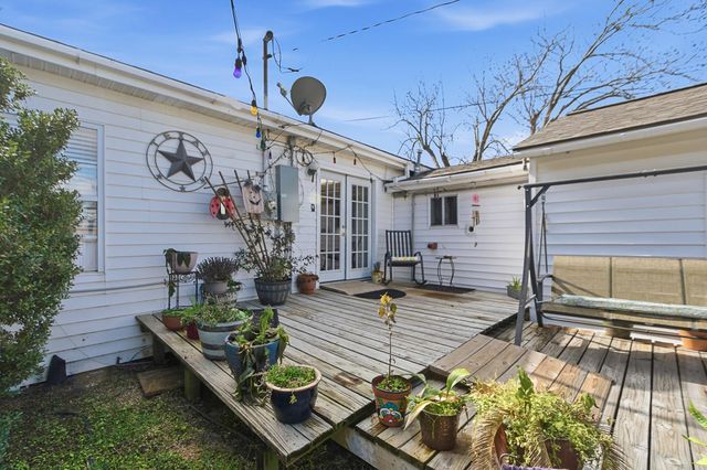 1406 W 6th Street, Freeport, TX 77541