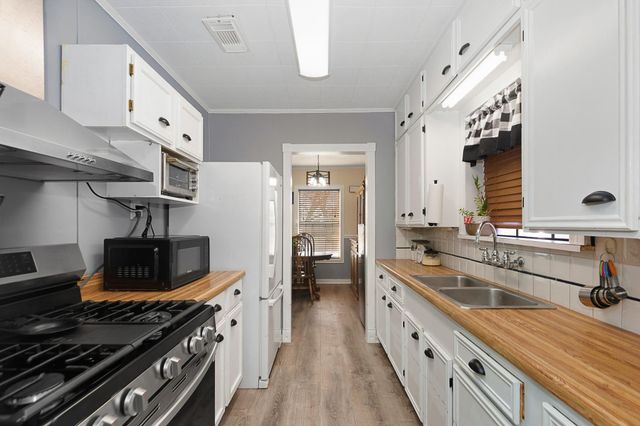 1406 W 6th Street, Freeport, TX 77541