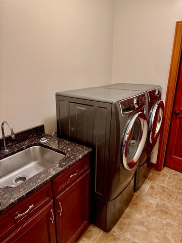 1913 W Leopard Drive, Dixon, IL 61021