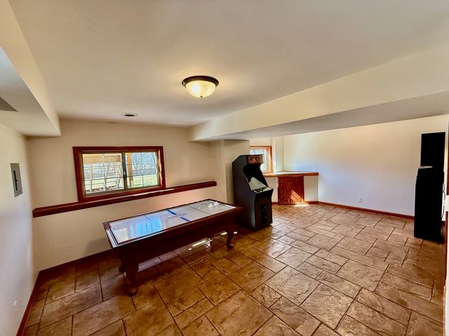 1913 W Leopard Drive, Dixon, IL 61021