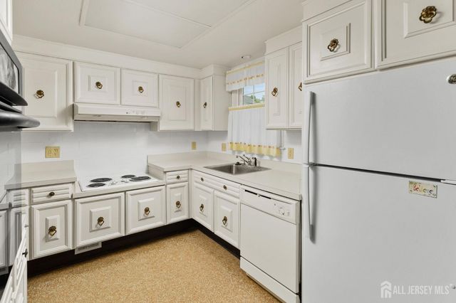 27 Bradford Lane B, Monroe, NJ 08831