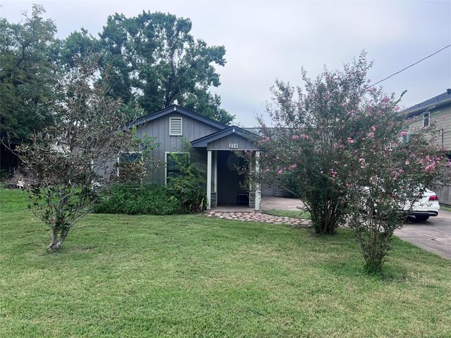 219 Lakeside Drive, Kemah, TX 77565