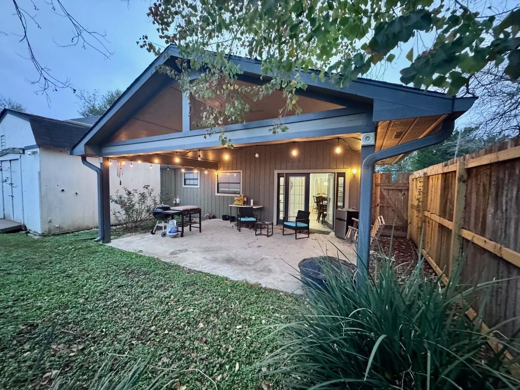 219 Lakeside Drive, Kemah, TX 77565
