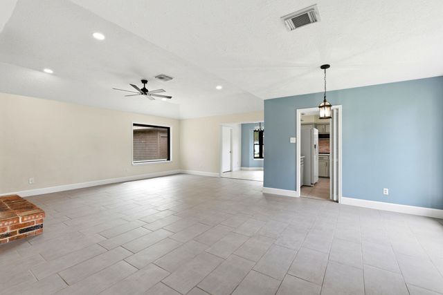 1824 Lazy Creek Lane, Pearland, TX 77581
