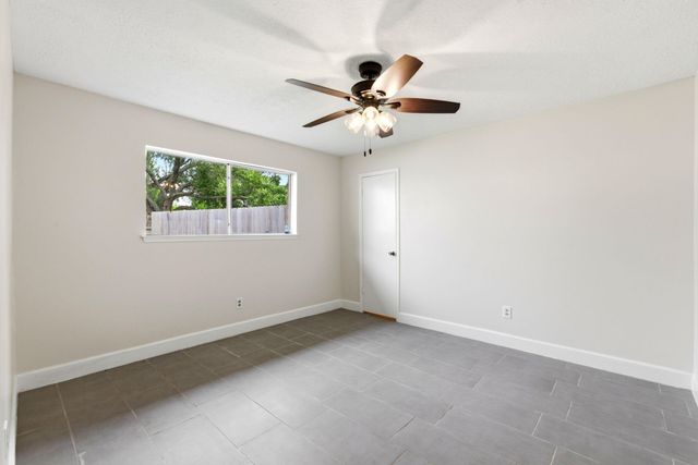 1824 Lazy Creek Lane, Pearland, TX 77581