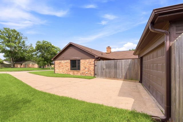 1824 Lazy Creek Lane, Pearland, TX 77581