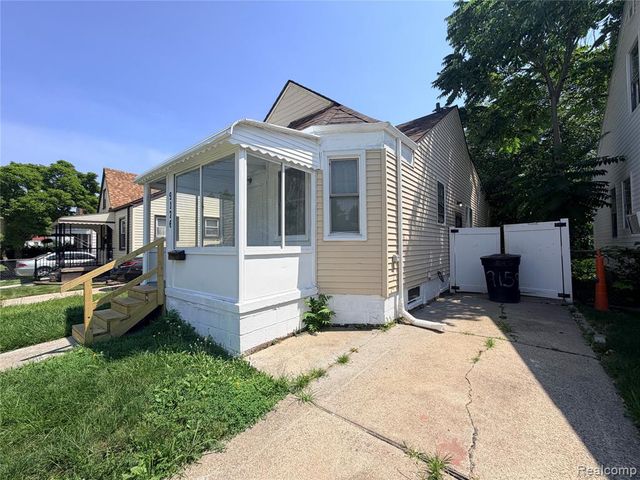 9176 Winthrop Street, Detroit, MI 48228