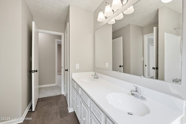 9201 Marse Henry Dr, Jeffersontown, KY 40299