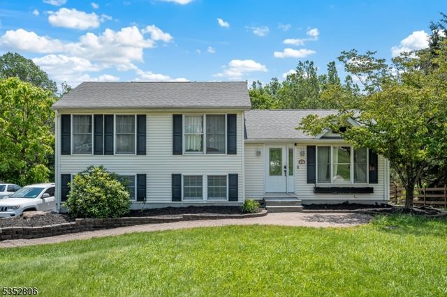 7 Codington Ln, Glen Gardner Boro, NJ 08826