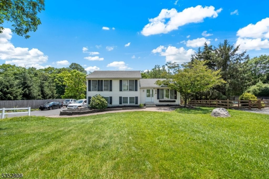 7 Codington Ln, Glen Gardner Boro, NJ 08826