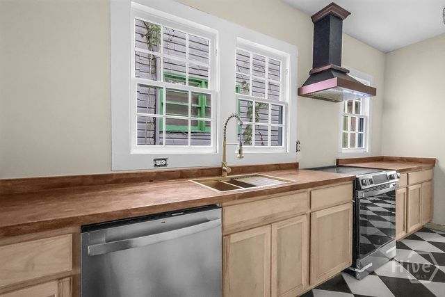 221 W 39th Street, Savannah, GA 31401