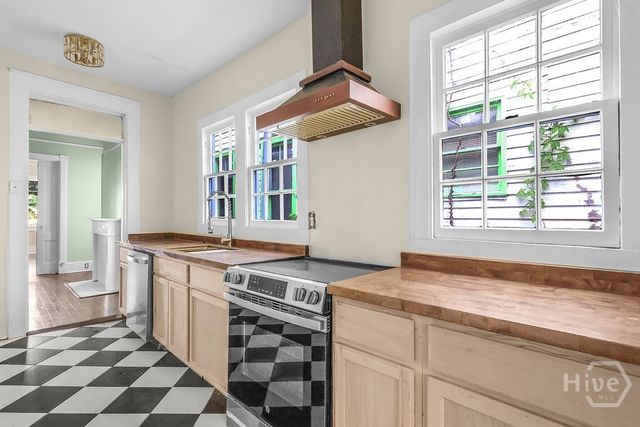 221 W 39th Street, Savannah, GA 31401